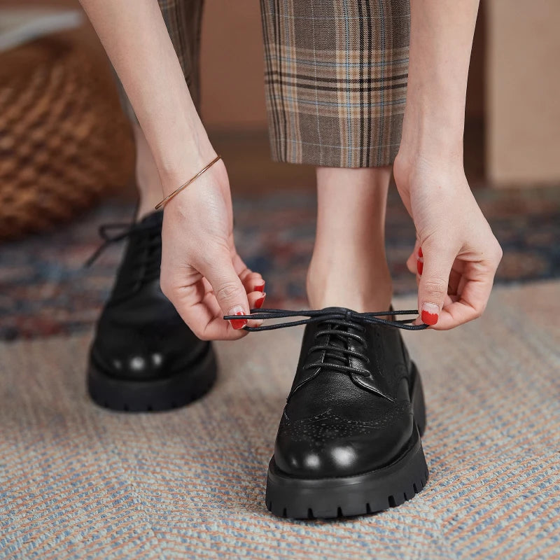 Zapatos Derby de mujer en cuero con plataforma y detalles brogue