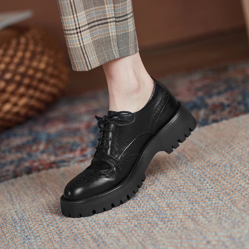 Zapatos Derby de mujer en cuero con plataforma y detalles brogue