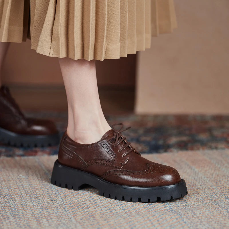 Zapatos Derby de mujer en cuero con plataforma y detalles brogue