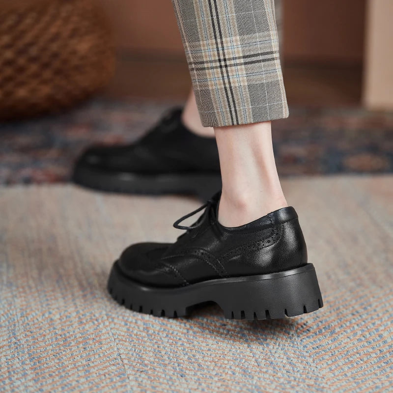 Zapatos Derby de mujer en cuero con plataforma y detalles brogue