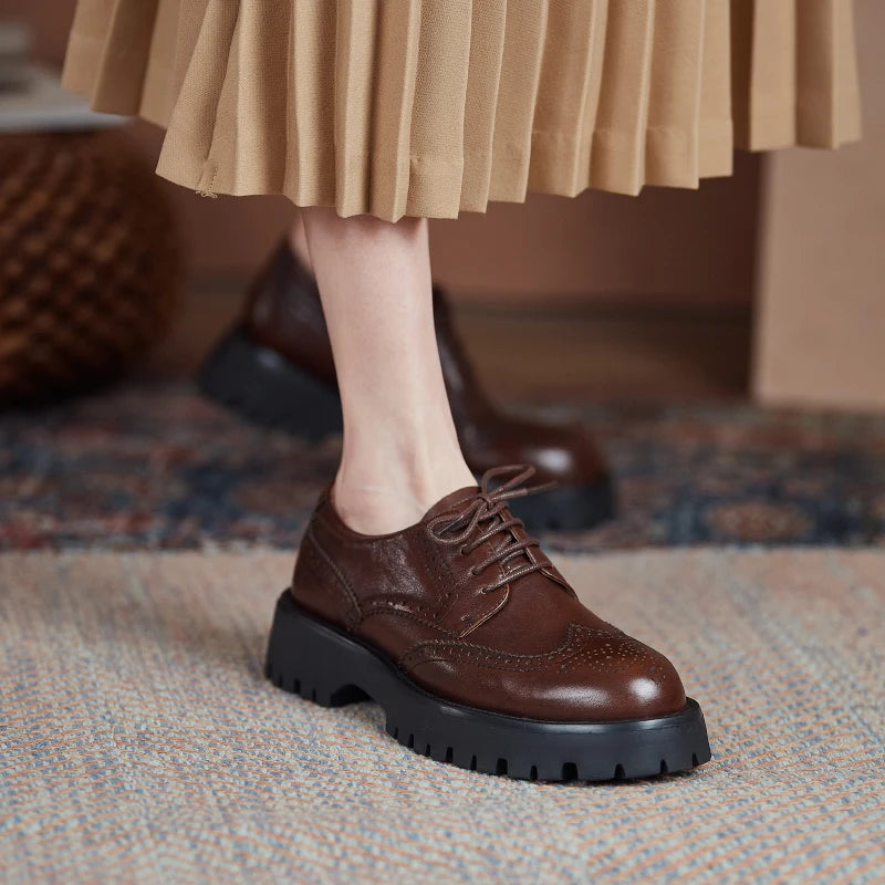 Zapatos Derby de mujer en cuero con plataforma y detalles brogue