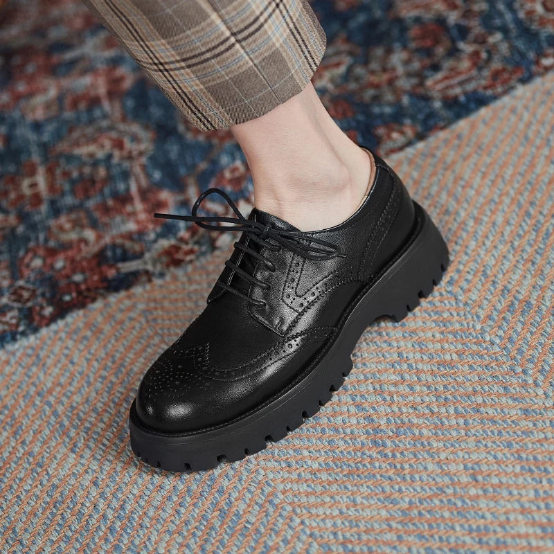 Zapatos Derby de mujer en cuero con plataforma y detalles brogue