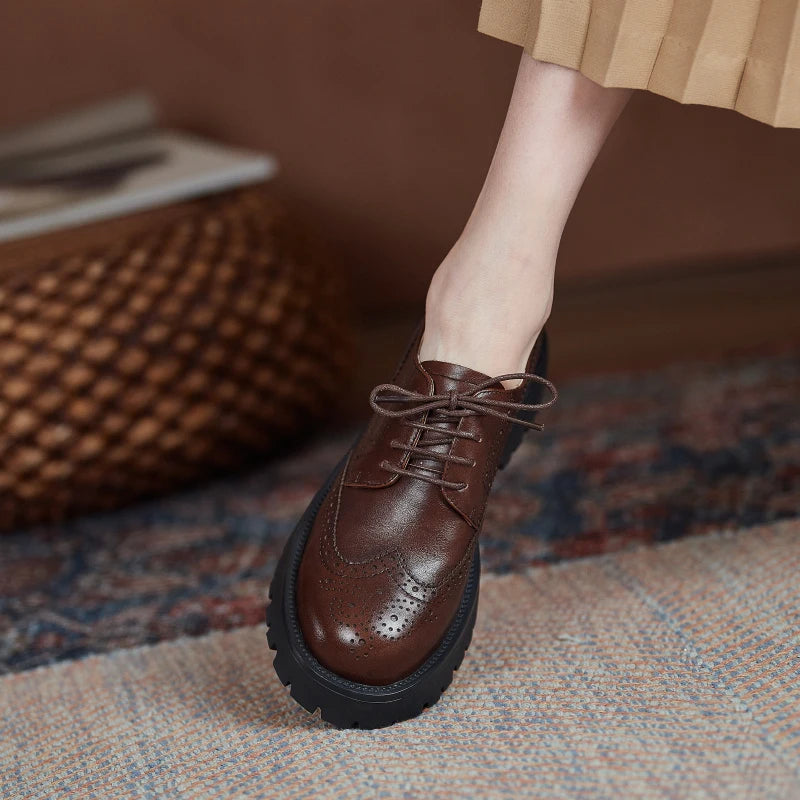 Zapatos Derby de mujer en cuero con plataforma y detalles brogue