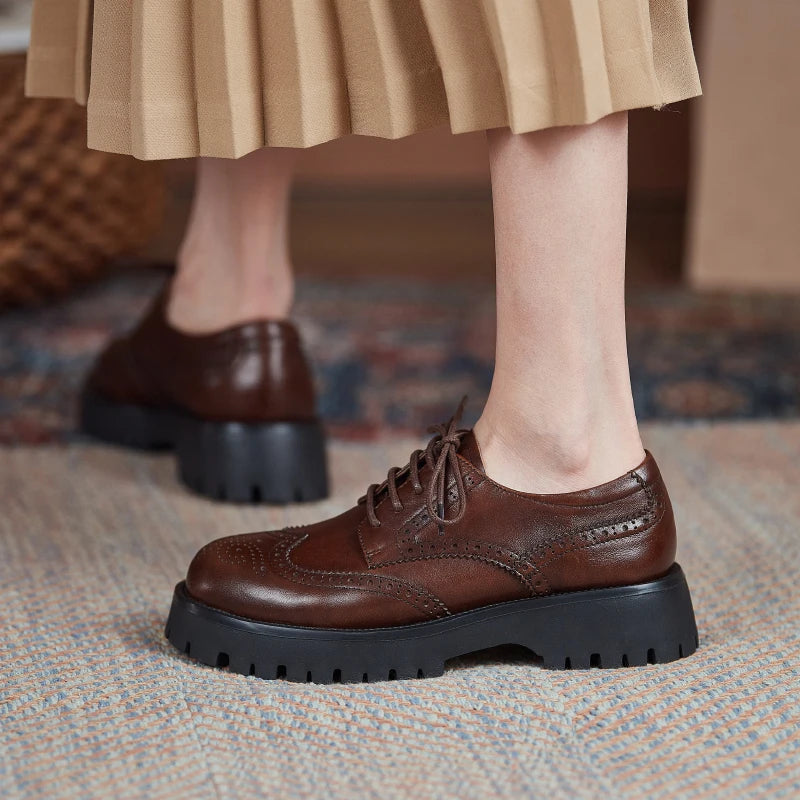 Zapatos Derby de mujer en cuero con plataforma y detalles brogue