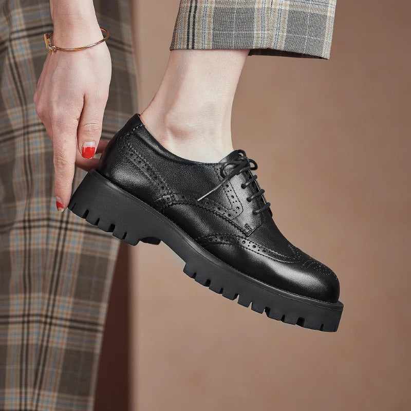 Zapatos Derby de mujer en cuero con plataforma y detalles brogue