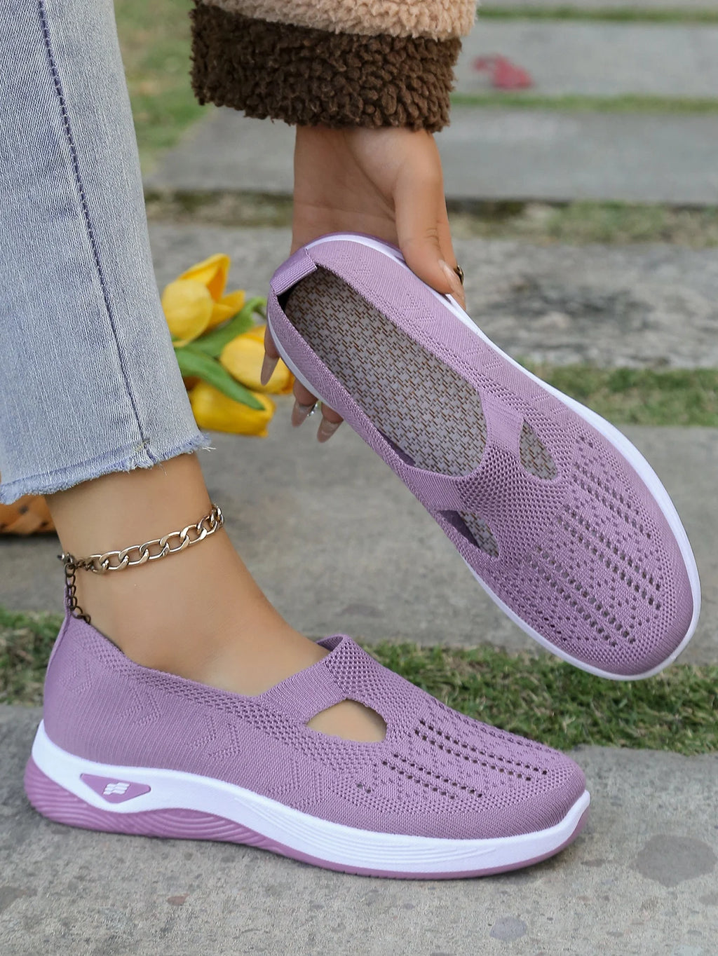 Zapatillas de tejido calado con cuña baja y punta redonda