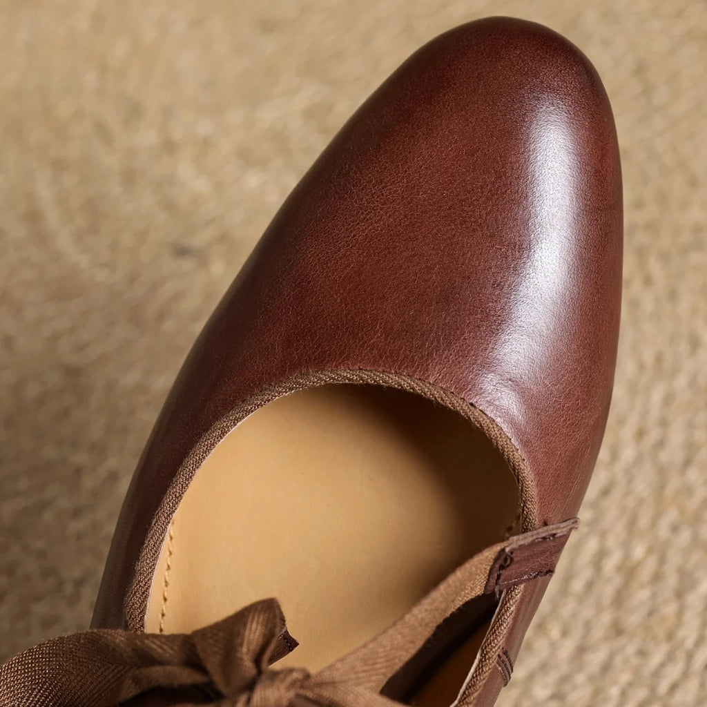 Zapatos de mujer en cuero con moño y punta redonda