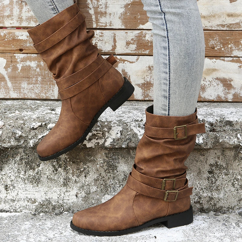 Botas cortas con hebilla decorativa y taco cuña bajo