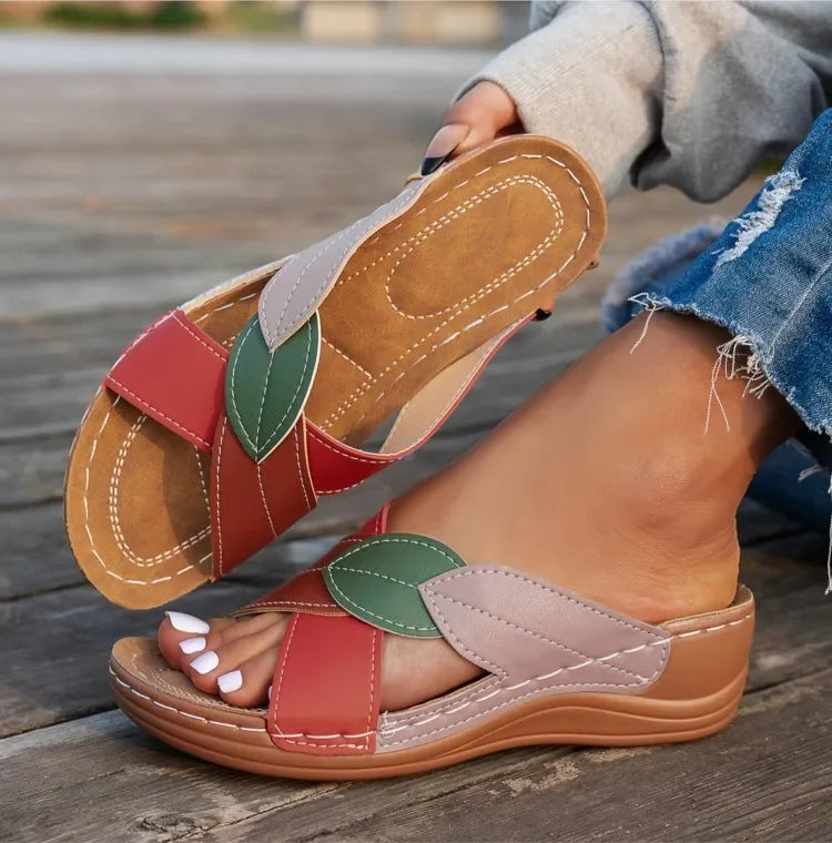 Sandalias de mujer con taco chino bajo y costuras