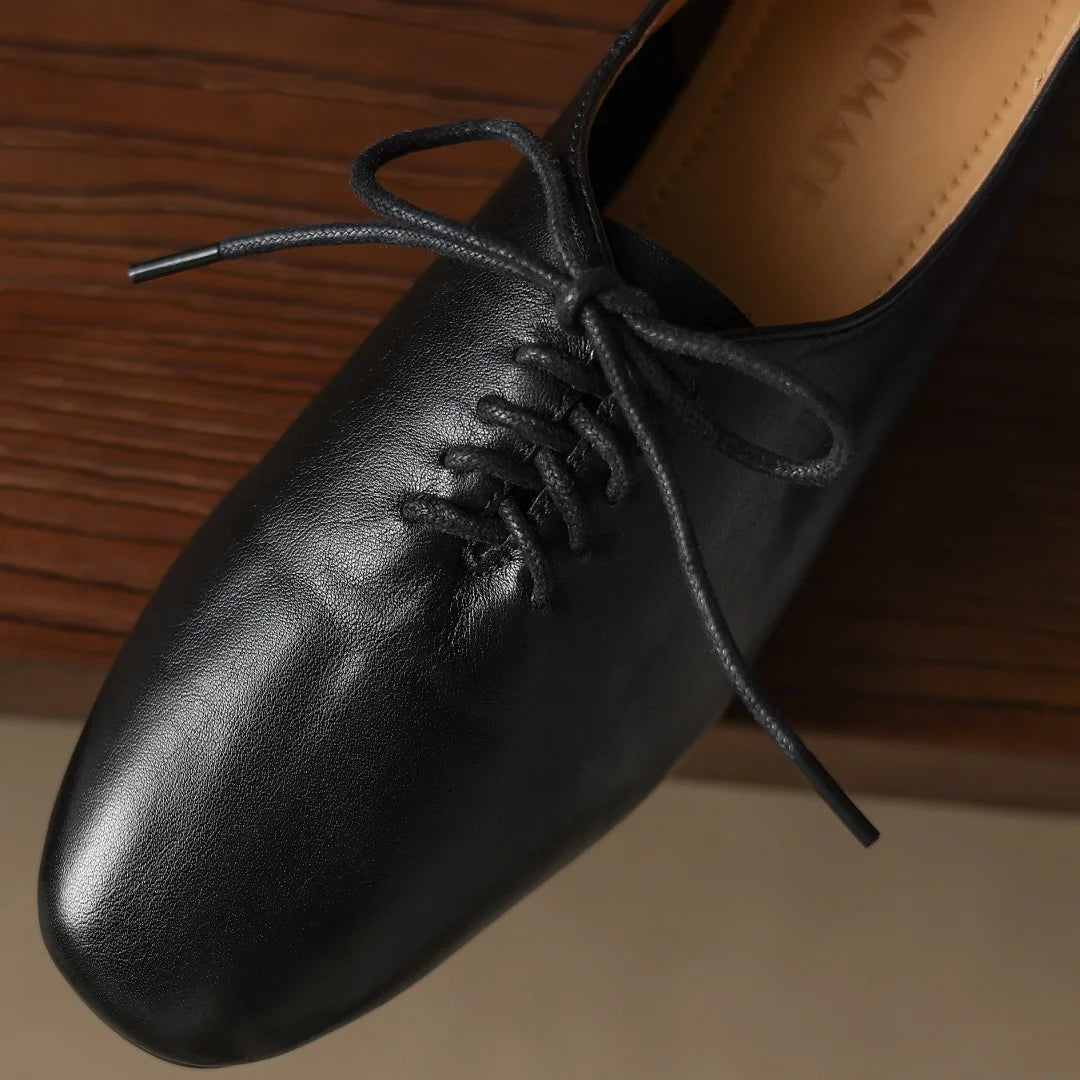 Zapatos de mujer en cuero con cordones y punta redonda