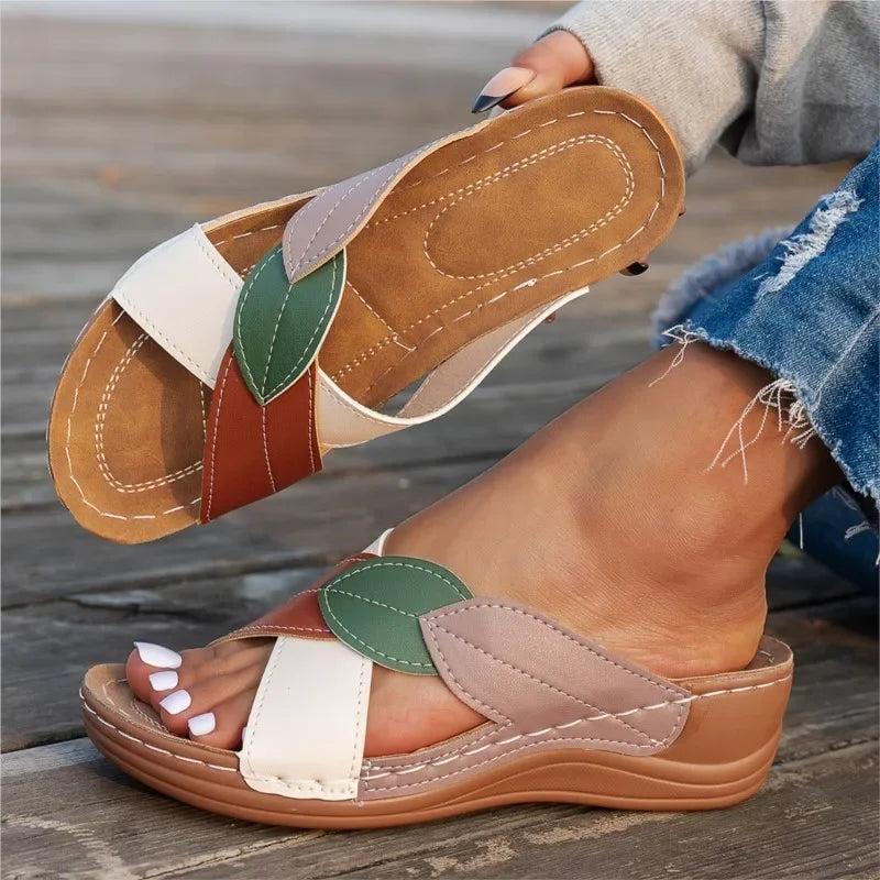 Sandalias de mujer con taco chino bajo y costuras