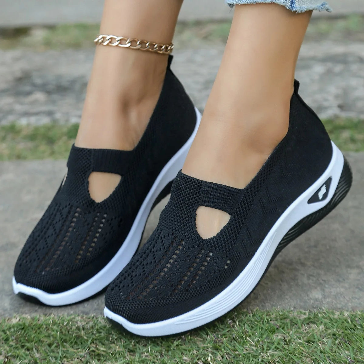 Zapatillas de tejido calado con cuña baja y punta redonda