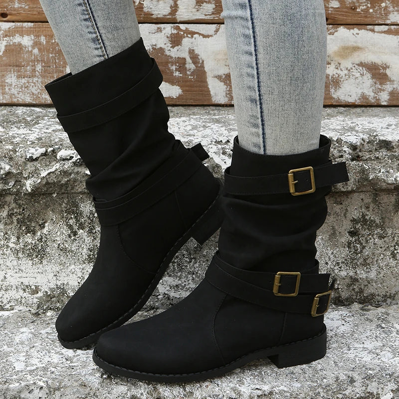 Botas cortas con hebilla decorativa y taco cuña bajo
