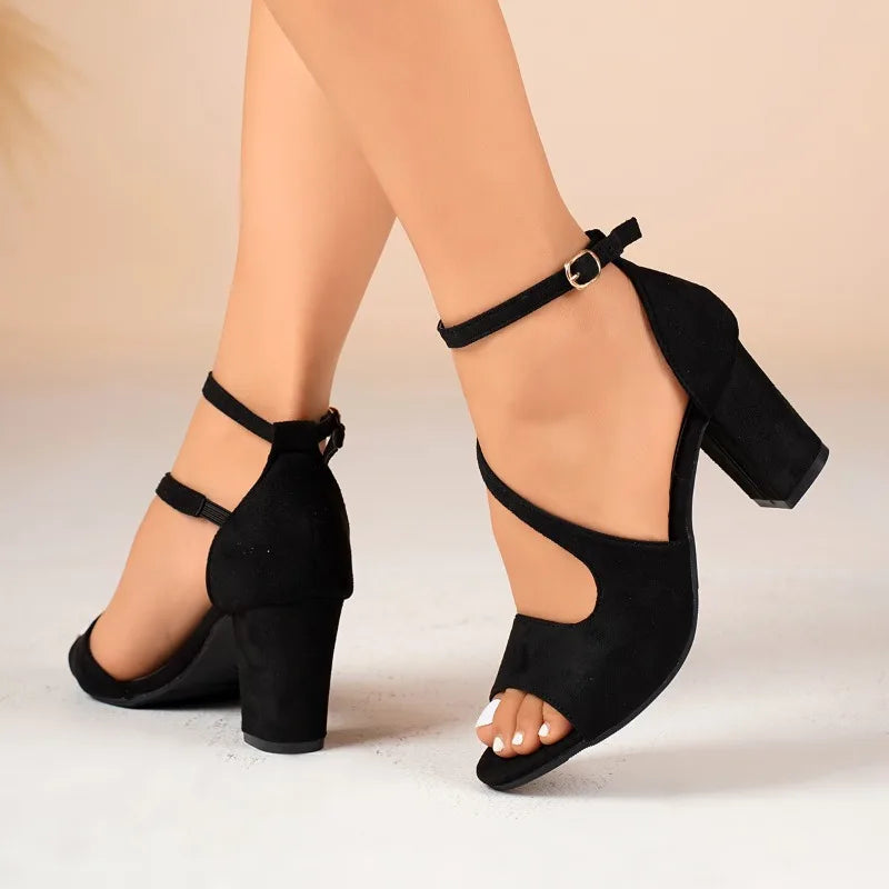 Sandalias de gamuza vacuna con taco cuadrado y hebilla