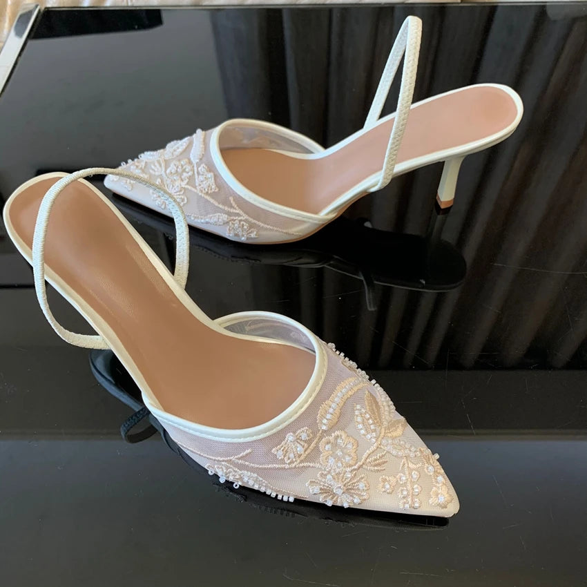 Zapatos slingback de malla con flores bordadas y taco fino