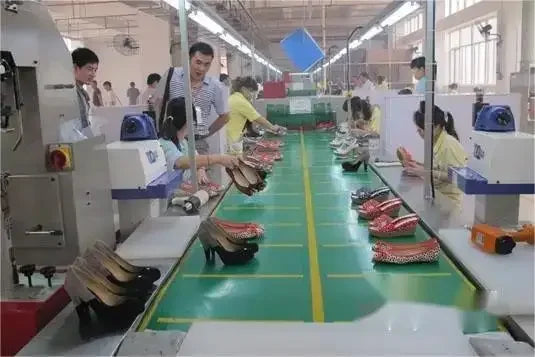 Mules de mujer de PU con punta cuadrada y base plana