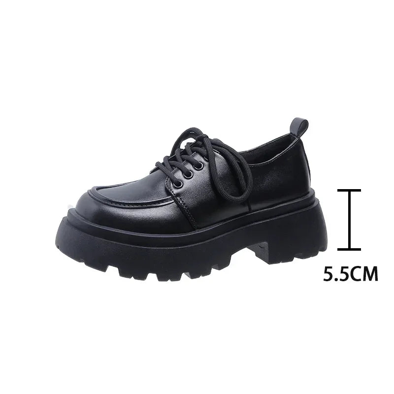 Zapatos de mujer con plataforma y detalles calados