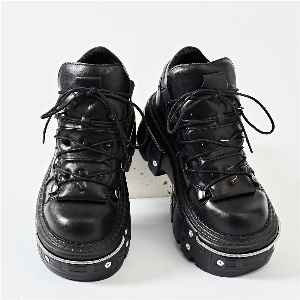 Botinetas punk acordonadas con plataforma y apliques