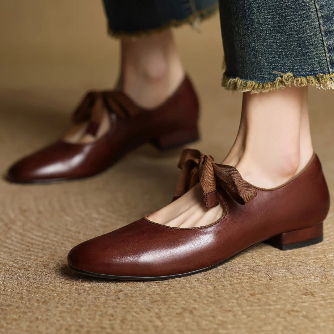 Zapatos de mujer en cuero con moño y punta redonda