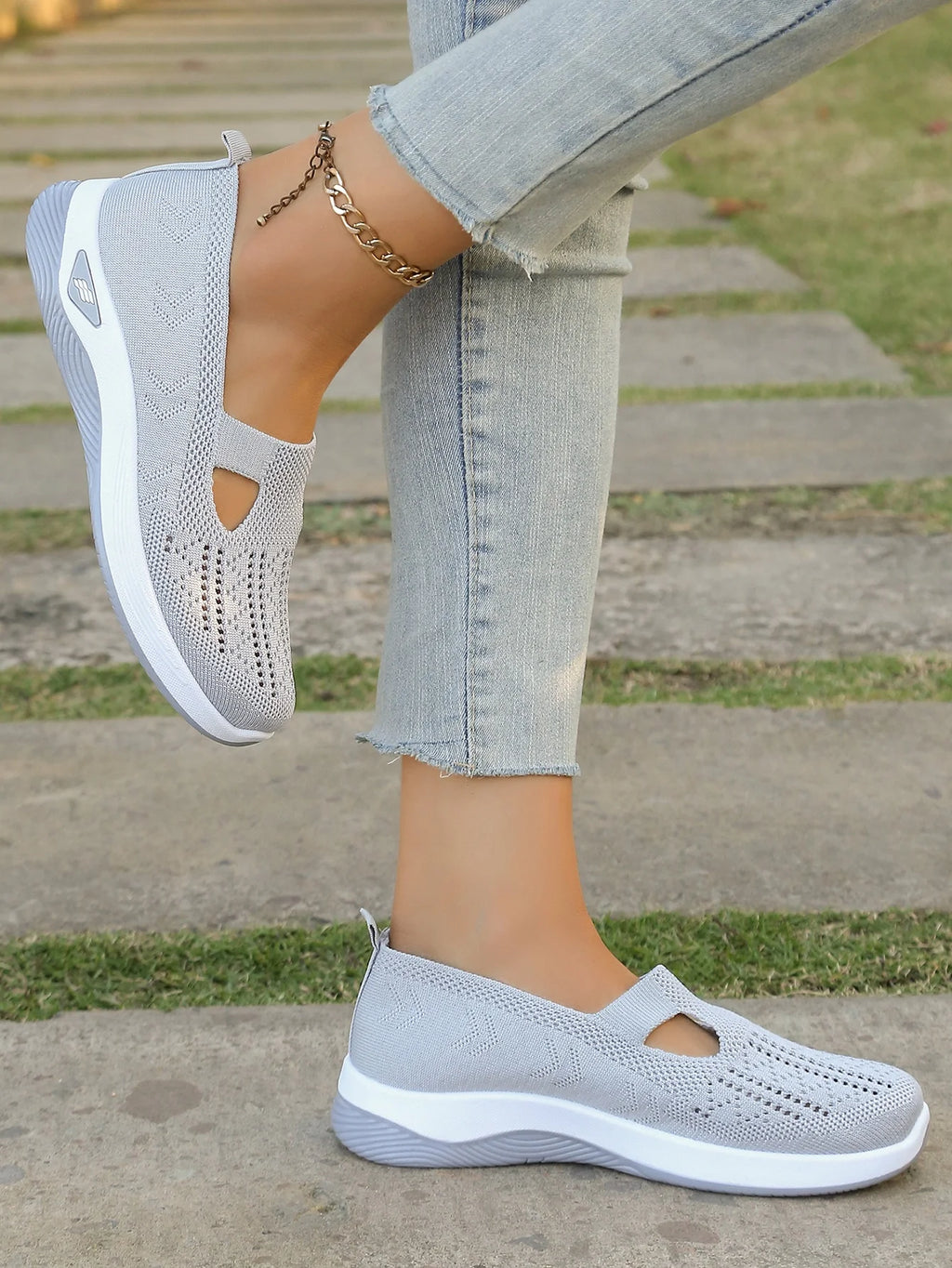 Zapatillas de tejido calado con cuña baja y punta redonda