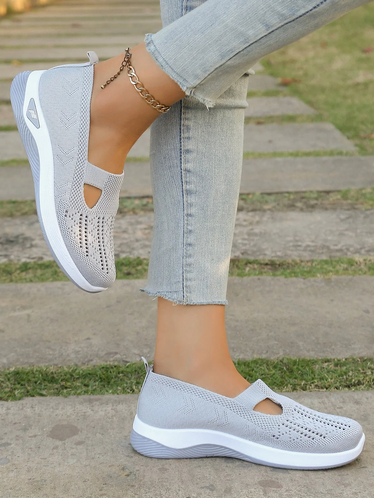 Zapatillas de tejido calado con cuña baja y punta redonda