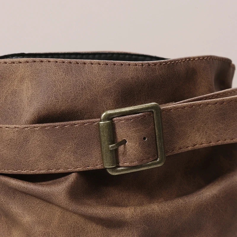 Botas cortas con hebilla decorativa y taco cuña bajo