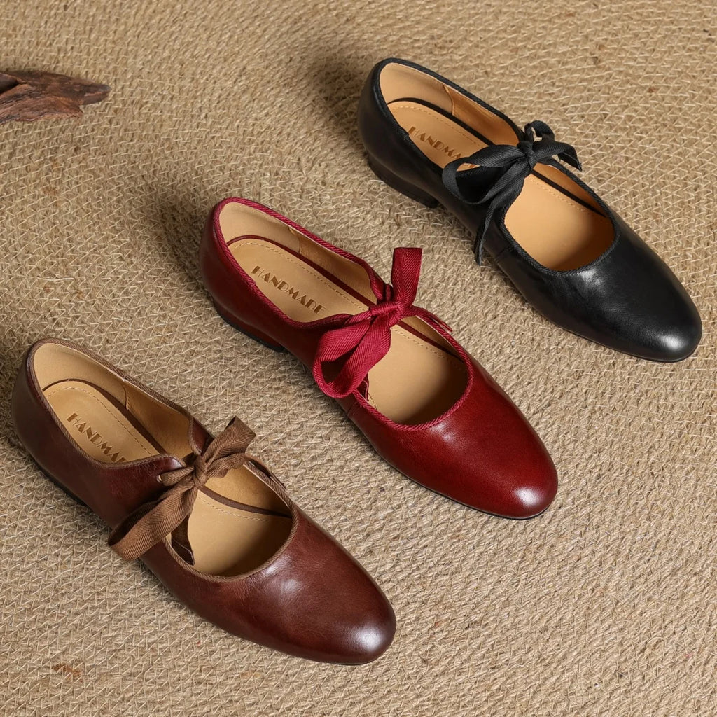 Zapatos de mujer en cuero con moño y punta redonda