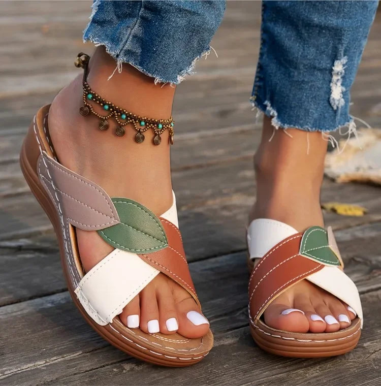 Sandalias de mujer con taco chino bajo y costuras
