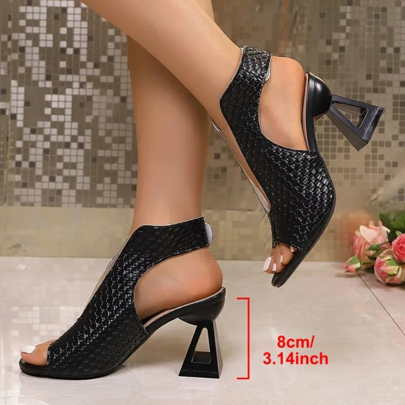 Sandalias de punta abierta con taco calado y abrojo