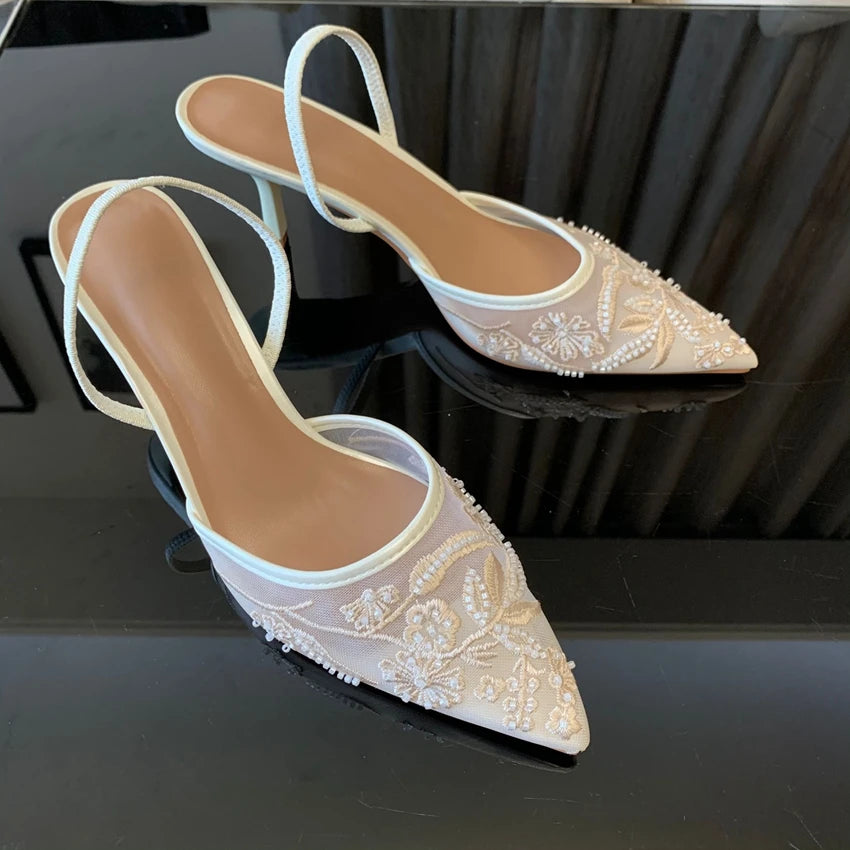 Zapatos slingback de malla con flores bordadas y taco fino