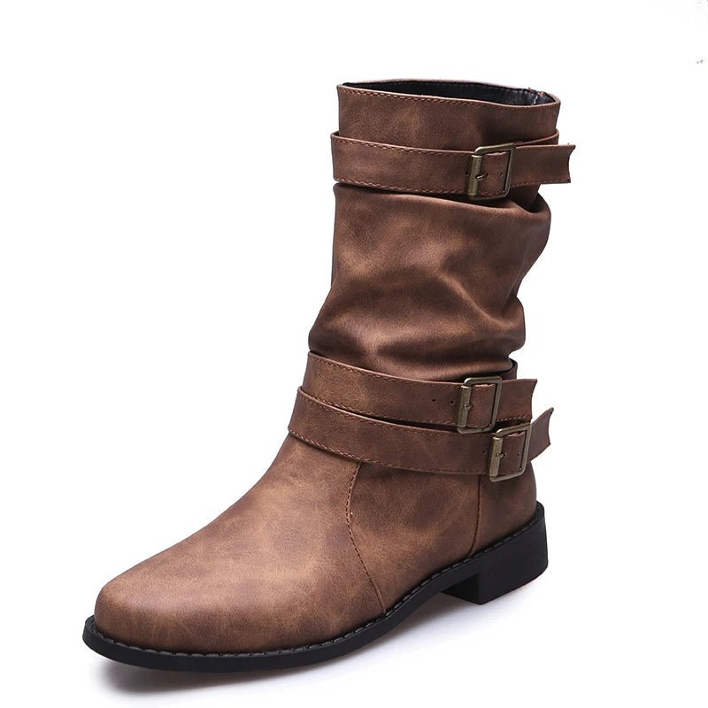 Botas cortas con hebilla decorativa y taco cuña bajo
