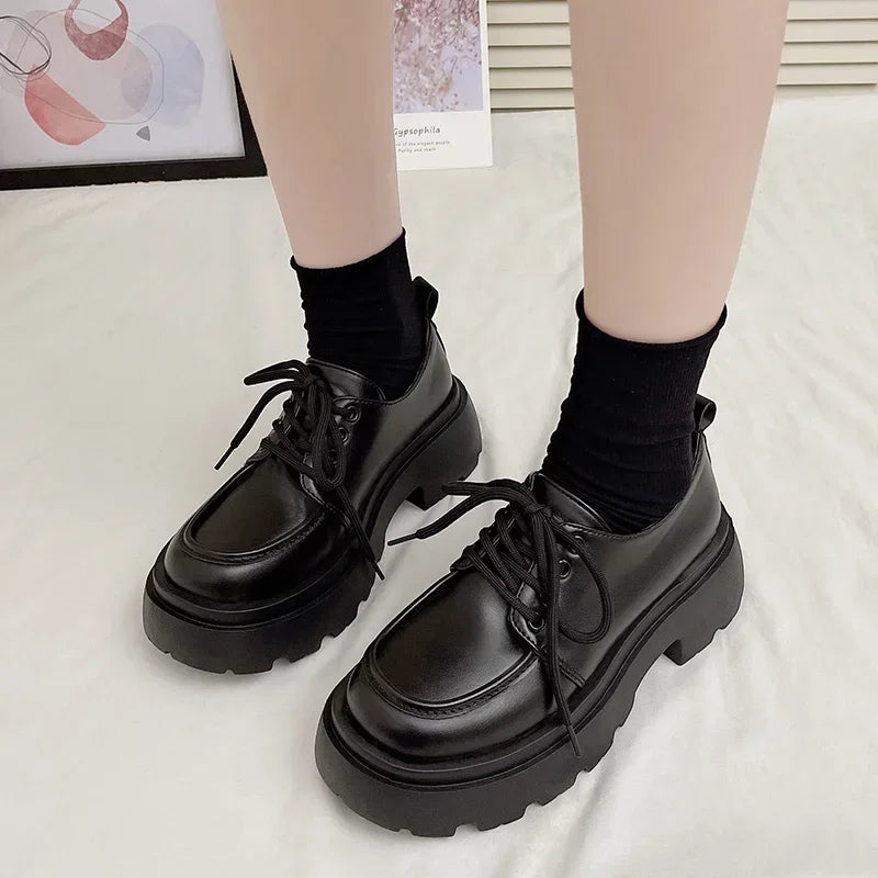 Zapatos de mujer con plataforma y detalles calados