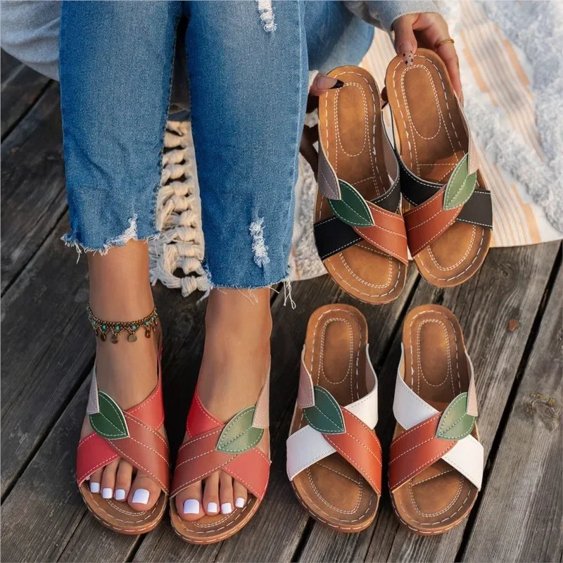 Sandalias de mujer con taco chino bajo y costuras