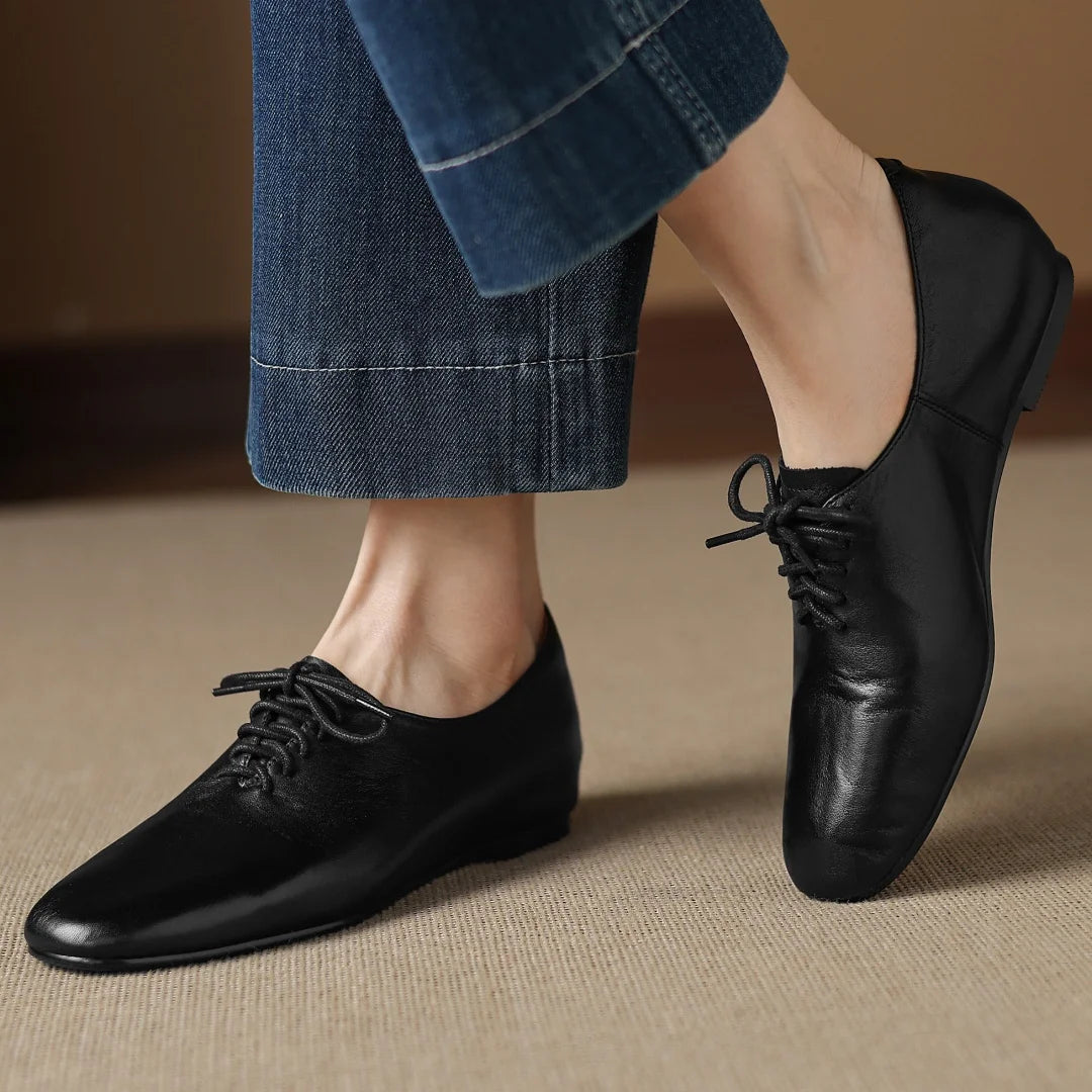 Zapatos de mujer en cuero con cordones y punta redonda