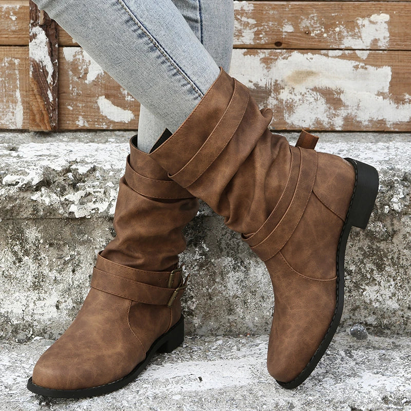 Botas cortas con hebilla decorativa y taco cuña bajo