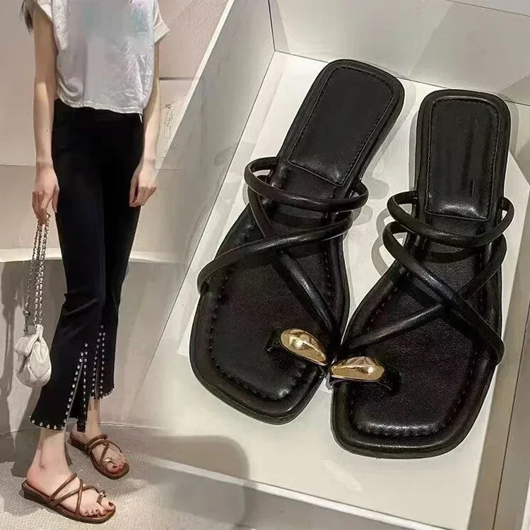 Sandalias de tiras cruzadas con taco cuadrado bajo