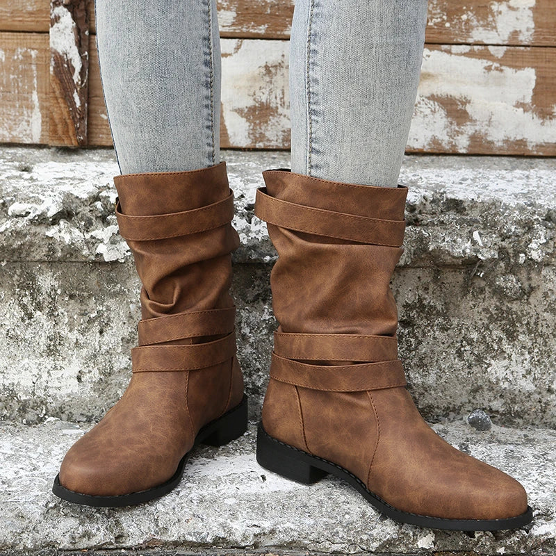 Botas cortas con hebilla decorativa y taco cuña bajo