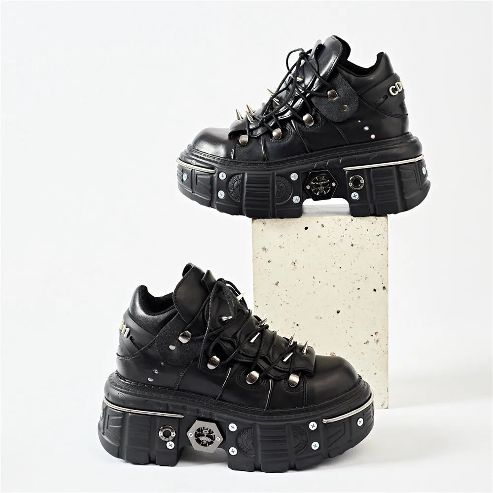 Botinetas punk acordonadas con plataforma y apliques