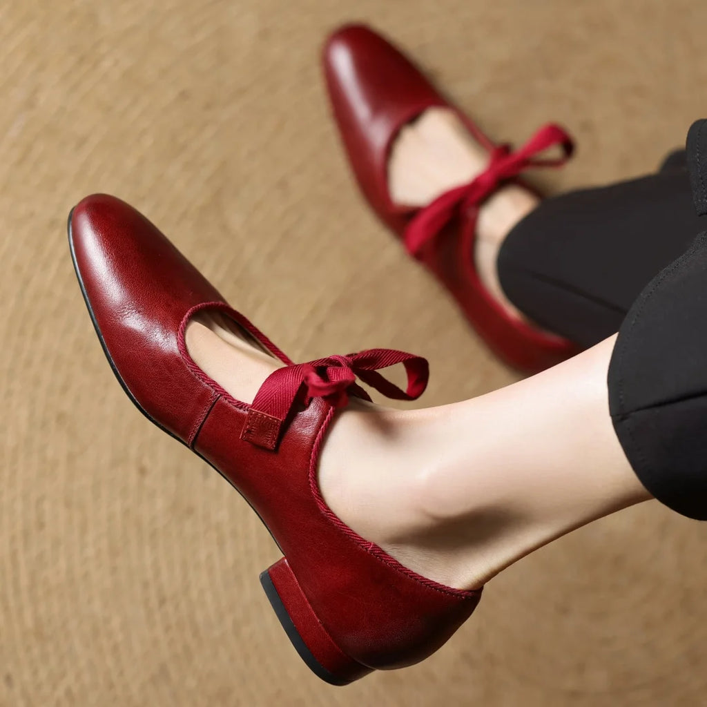 Zapatos de mujer en cuero con moño y punta redonda