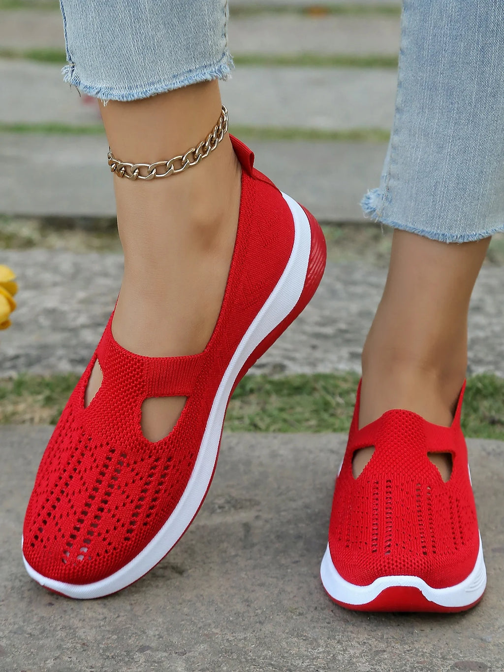 Zapatillas de tejido calado con cuña baja y punta redonda