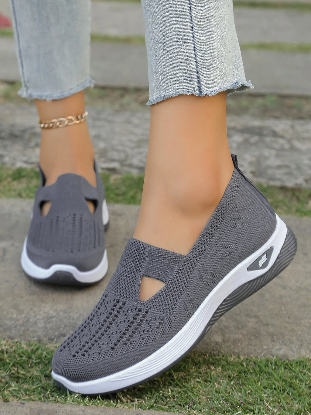 Zapatillas de tejido calado con cuña baja y punta redonda