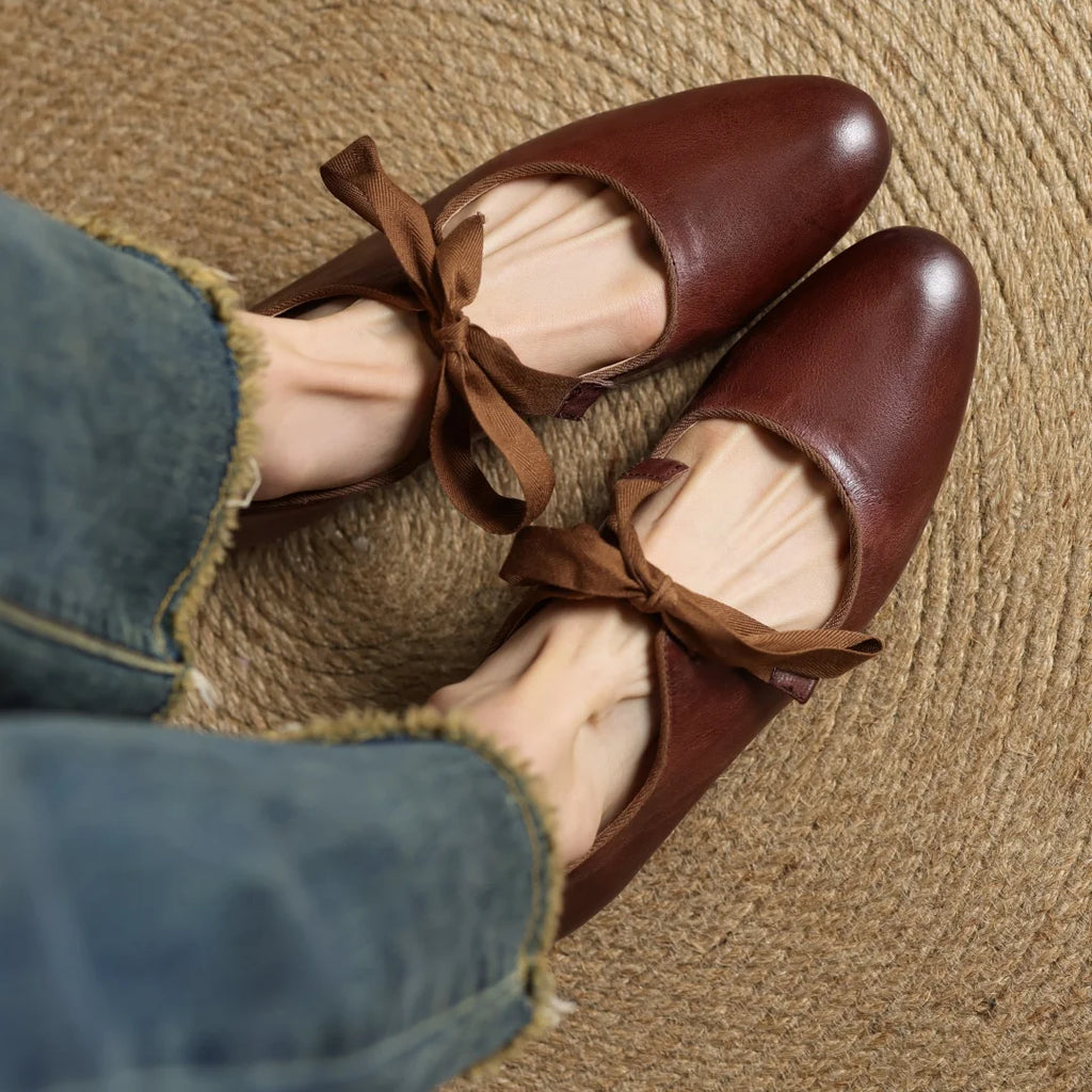 Zapatos de mujer en cuero con moño y punta redonda