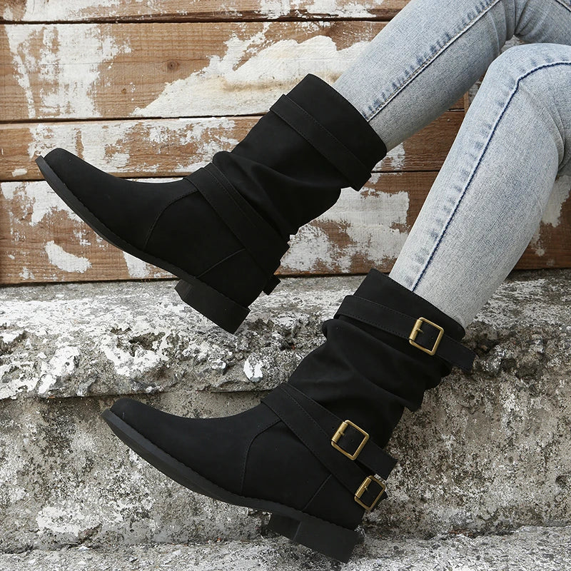 Botas cortas con hebilla decorativa y taco cuña bajo