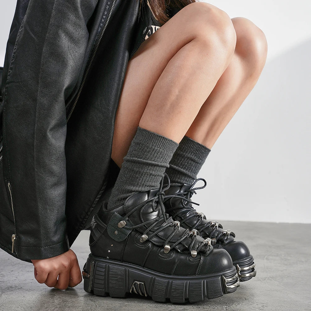 Borcegos de plataforma con cordones y detalles metálicos