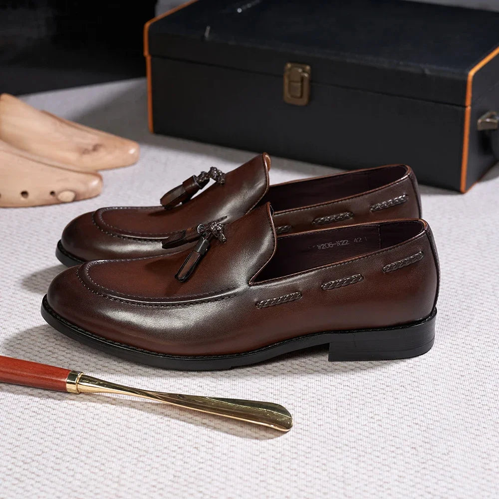 Mocasines de cuero con borlas y punta afinada