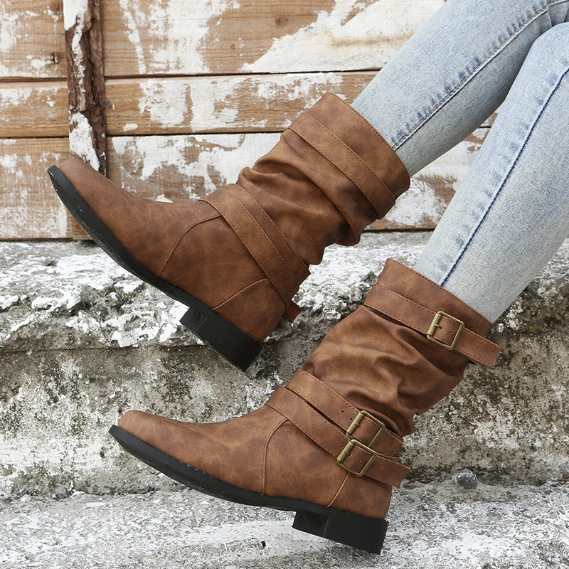 Botas cortas con hebilla decorativa y taco cuña bajo