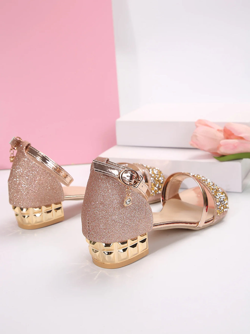 Sandalias de mujer con taco cuadrado y hebilla