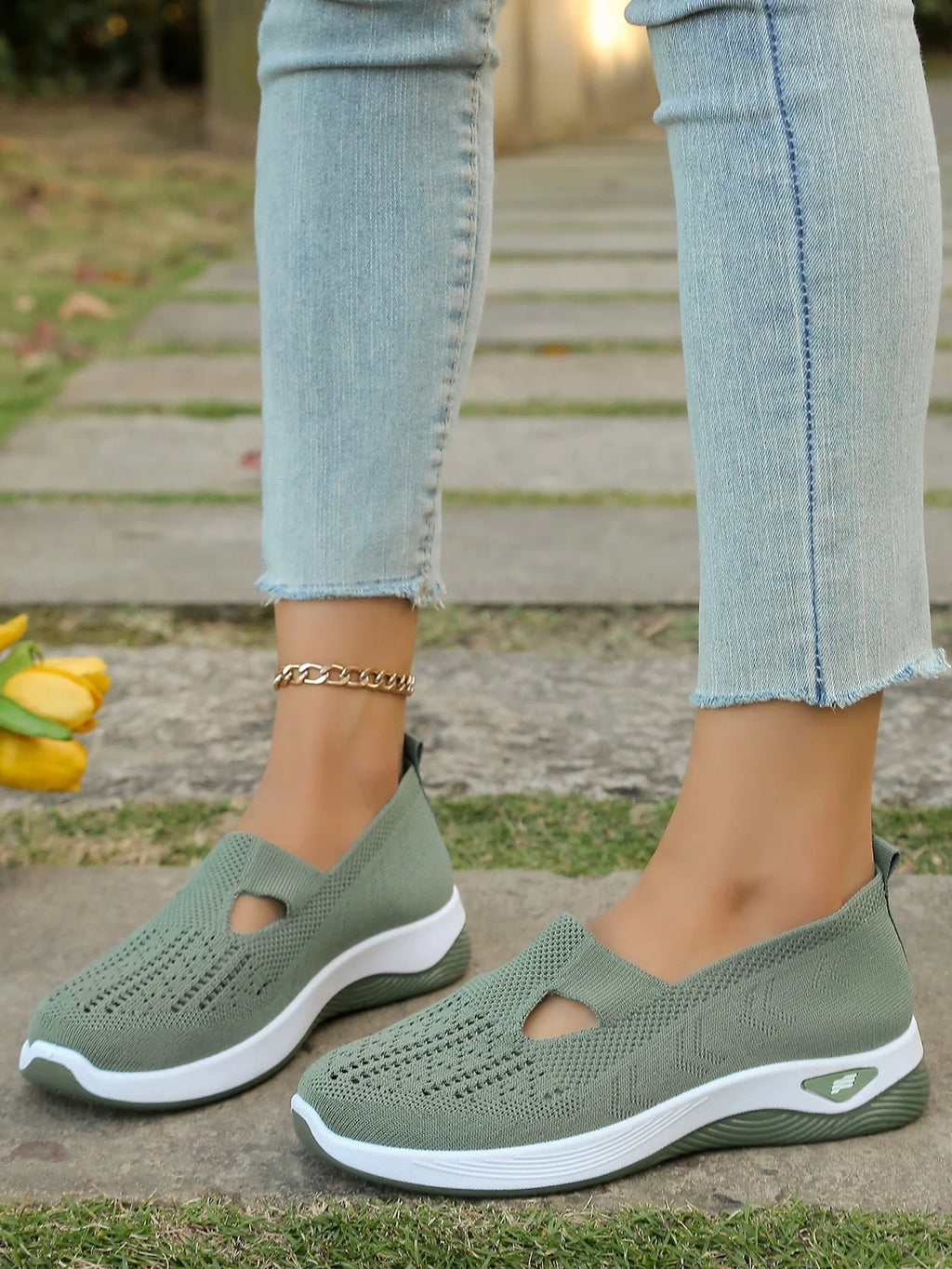 Zapatillas de tejido calado con cuña baja y punta redonda