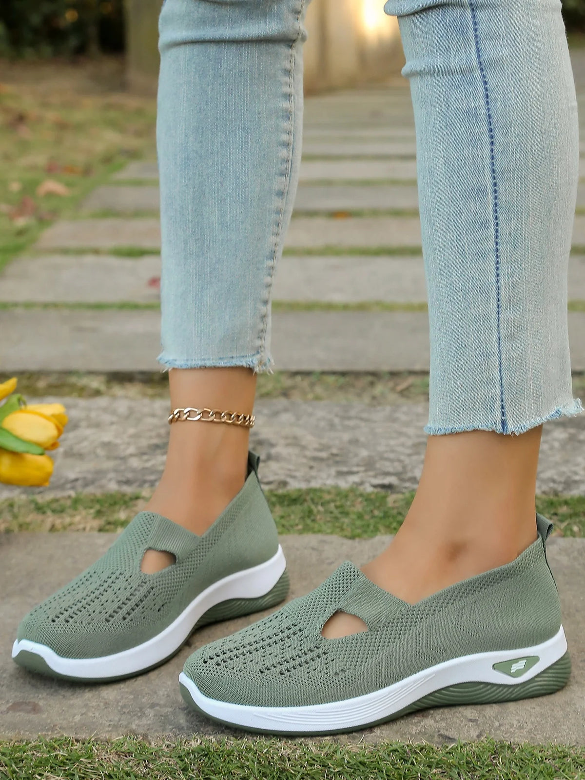 Zapatillas de tejido calado con cuña baja y punta redonda