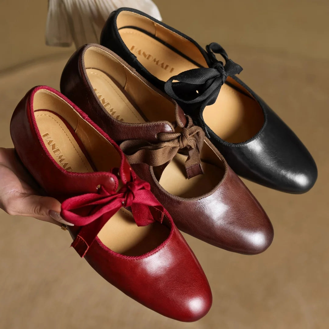 Zapatos de mujer en cuero con moño y punta redonda